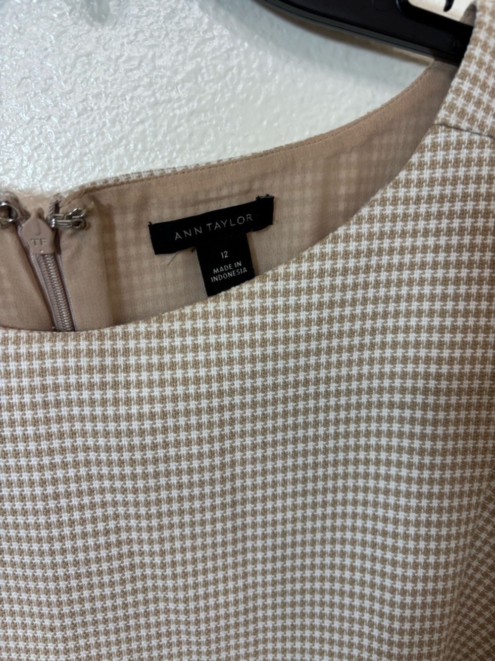 Ann Taylor chic Cream Short-Sleeve Textured business casual Top - Picture 4 of 7